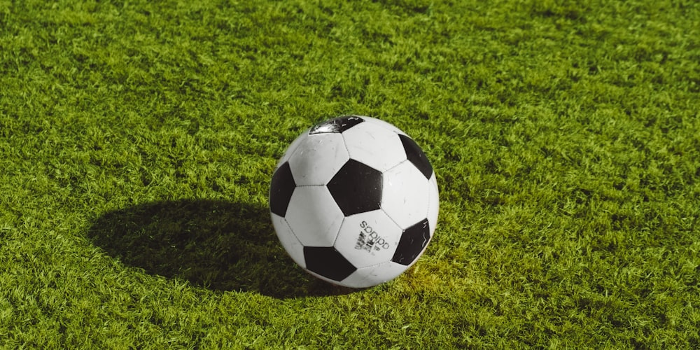 深度行业长文配图：多屏幕展示各类体育赛事直播画面